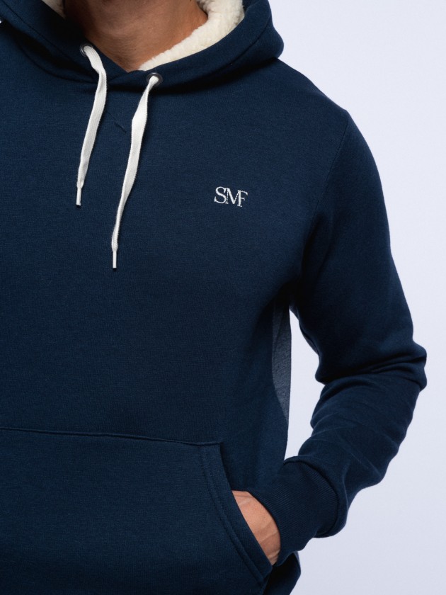 Sweater com capuz e bordado