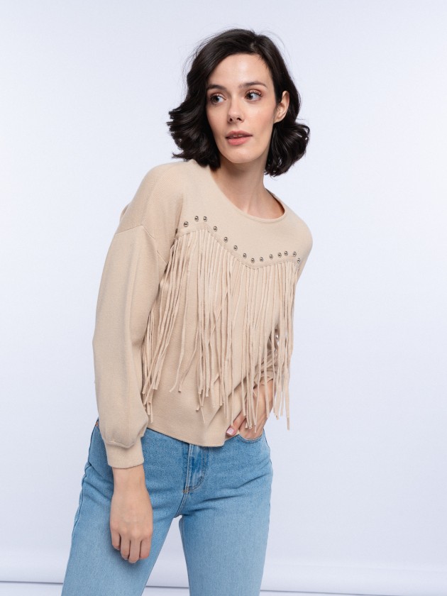 Sweater with fringes and taches