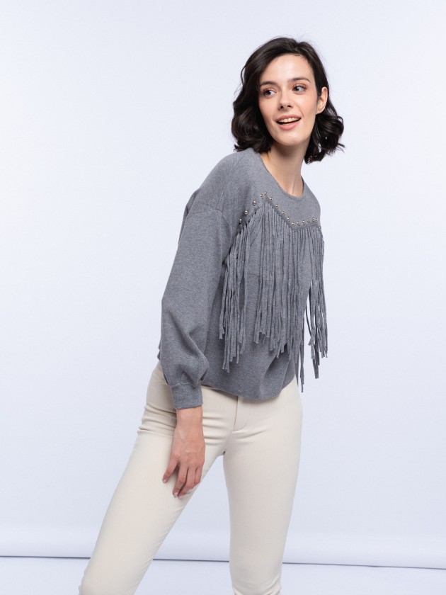 Sweater with fringes and taches