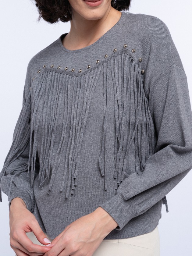 Sweater with fringes and taches