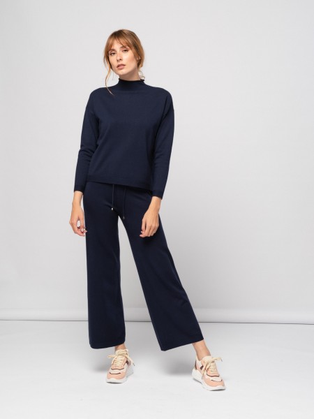 Short knit trousers