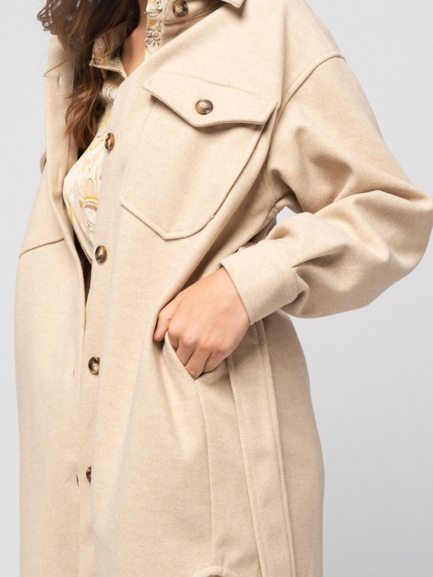 Casaco oversize com bolsos e cinto