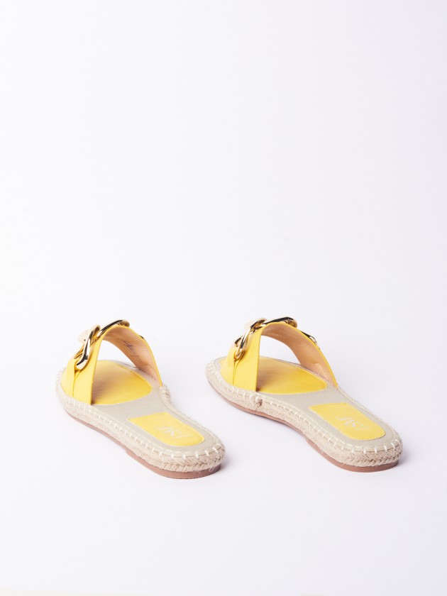 Sandálias com corrente dourada