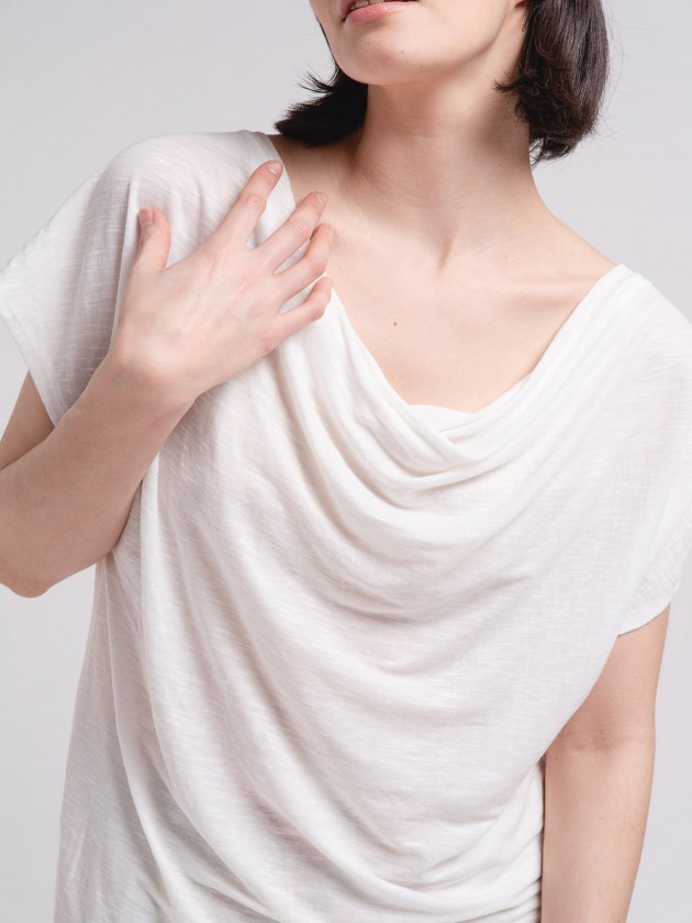 T-shirt com gola drapeada