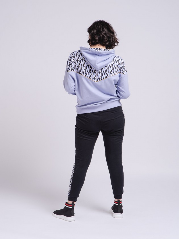 Sweater com print, bolso canguru e capuz
