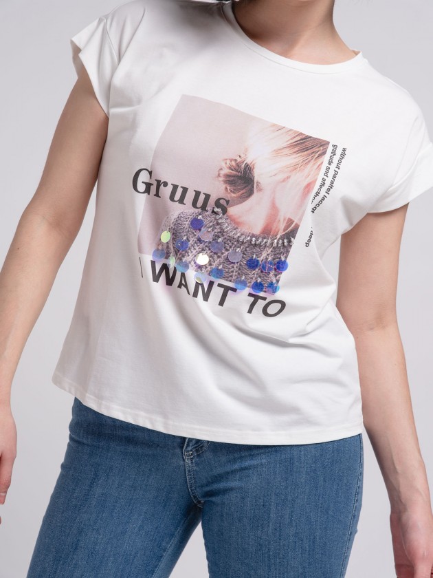 T-shirt com print e lantejolas