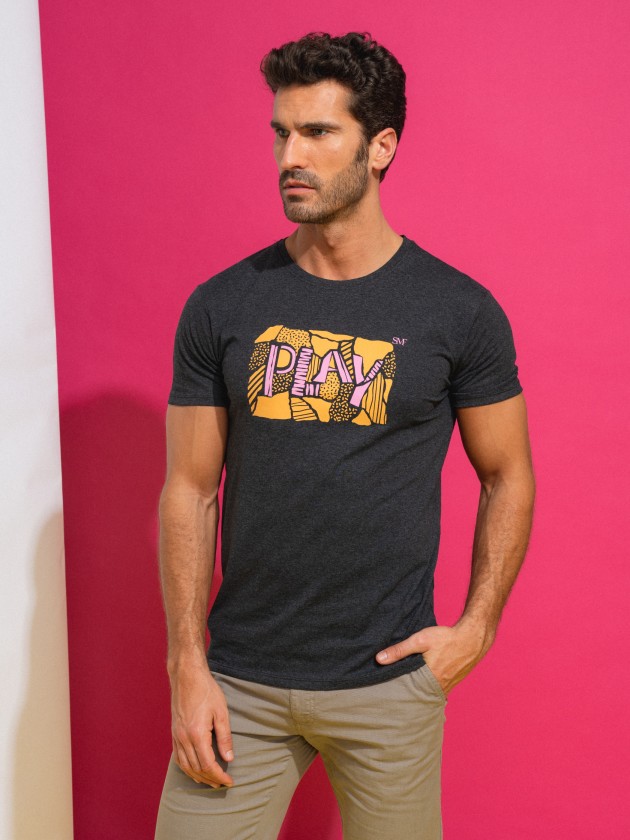 T-shirt bsica com bordado