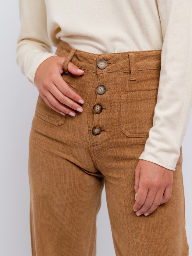 Calças tipo pantalona em sarja com botões