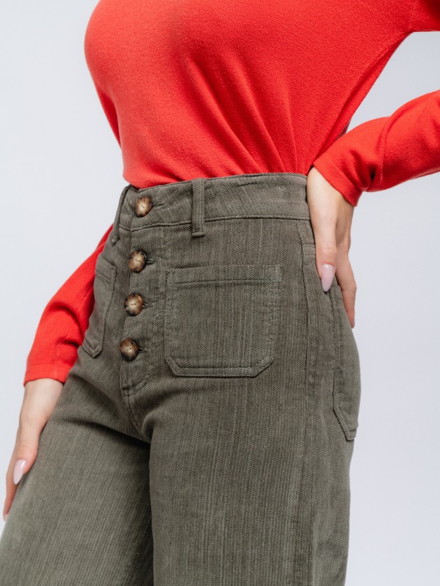 Calças tipo pantalona em sarja com botões