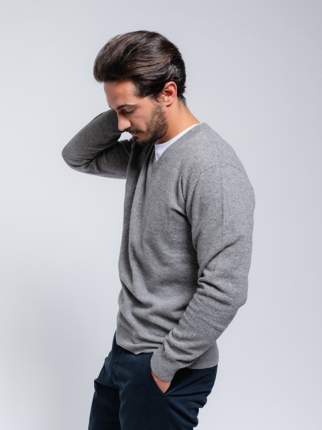 Knitted pullover with embroidery