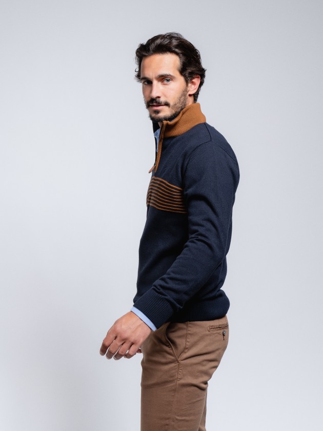 Polo with zip and embroidery at the chest