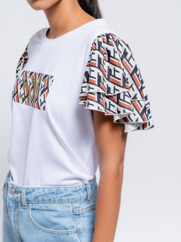 T-shirt com folhos nas mangas estampadas