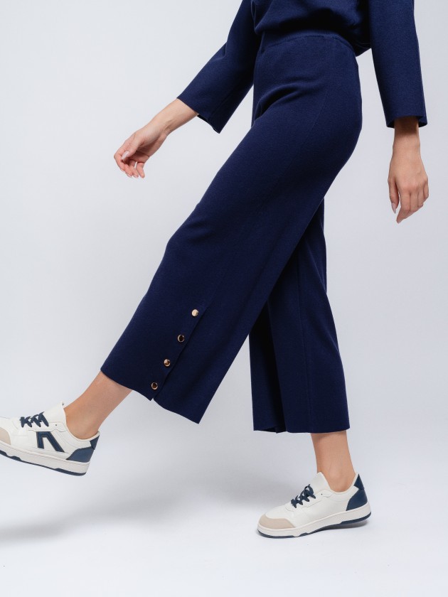 Knit trousers with snap button