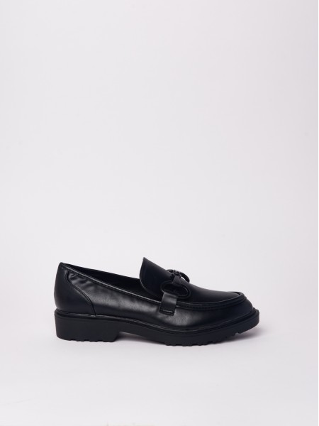 Loafers with color buckle