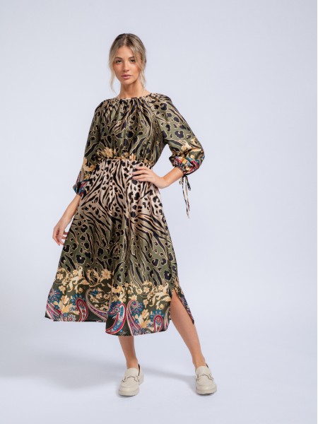 Vestido estampado com aberturas