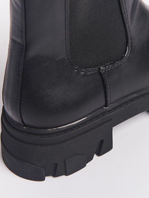 Medium boots with elastic rubber