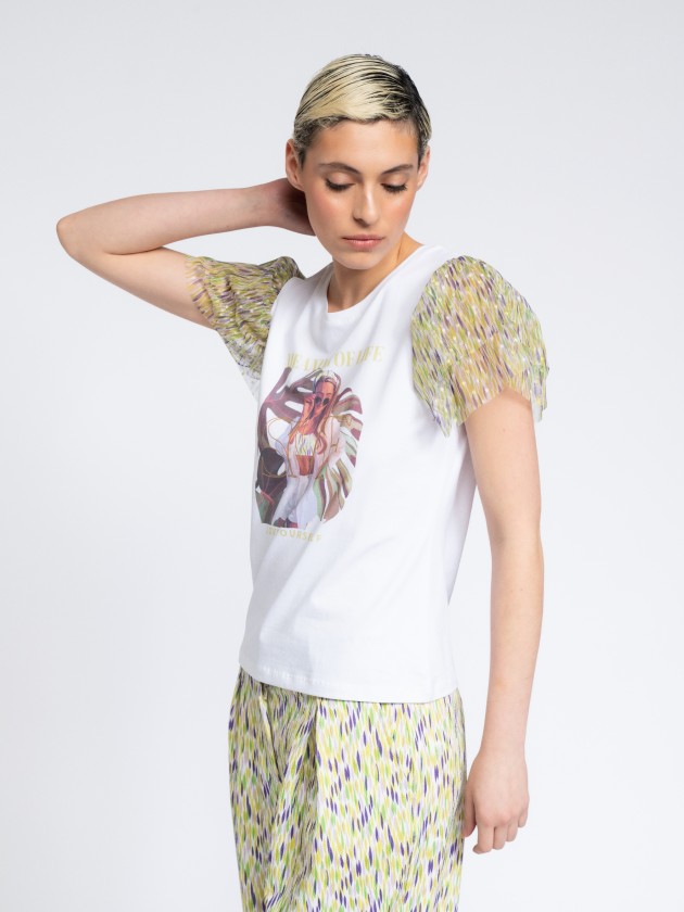 Printed t-shirt with ruffles on the sleeves