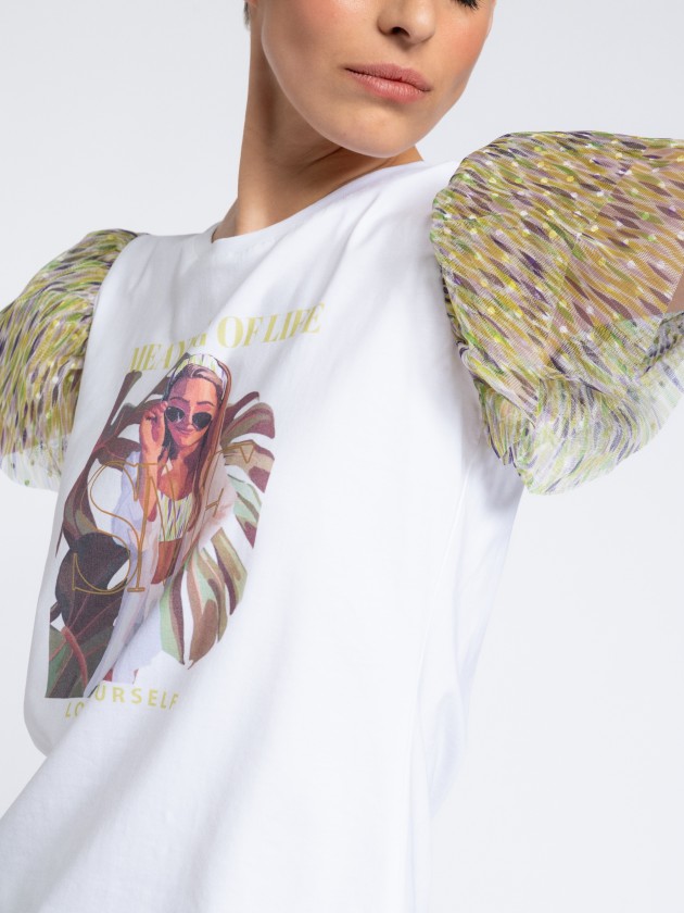 T-shirt com estampado e folhos nas mangas