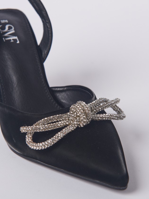 Heeled sandals with bow and sparkles