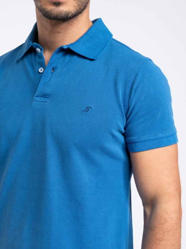 Polo pique com pigmento e bordado