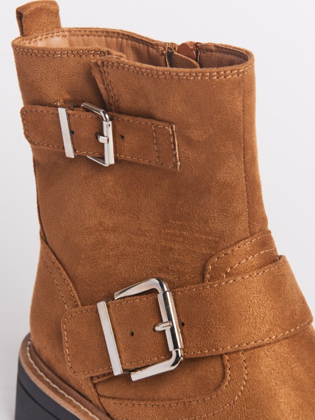 Flat boots with buckles