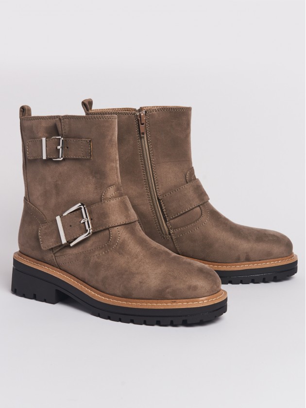 Flat boots with buckles