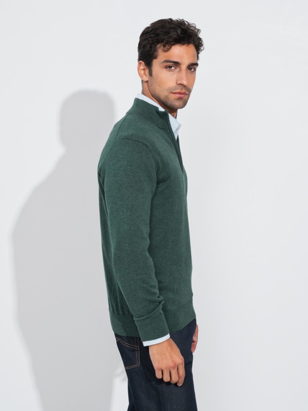 Knitted sweater with zipper