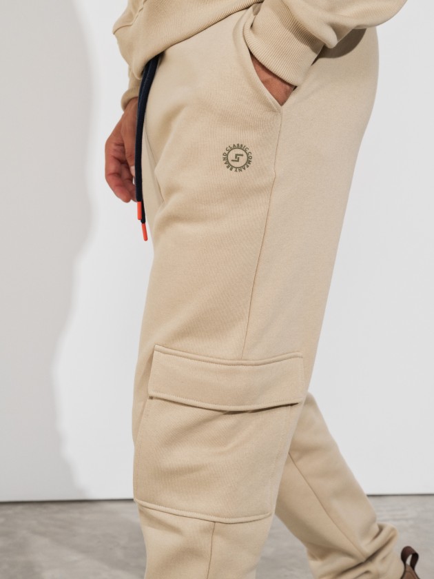Sports trousers with adjustable drawstring