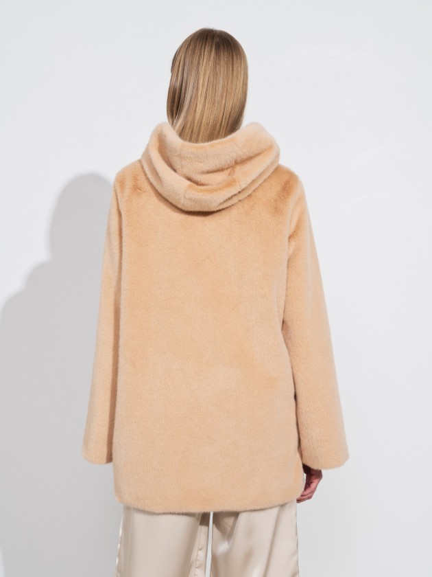 Oversize coat with fur