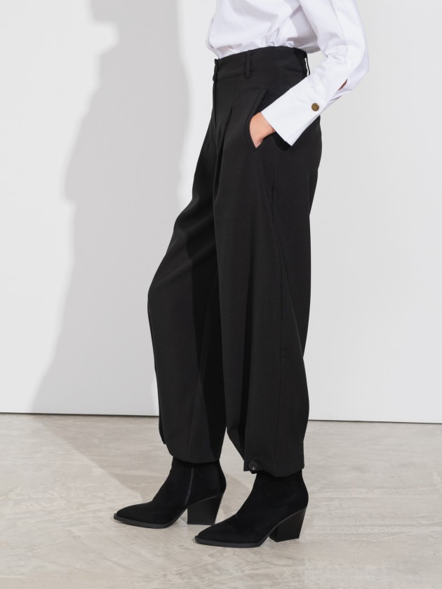 Trousers with button closure