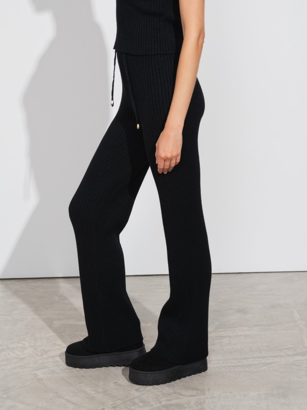 Knitwear trousers with adjustable drawstring