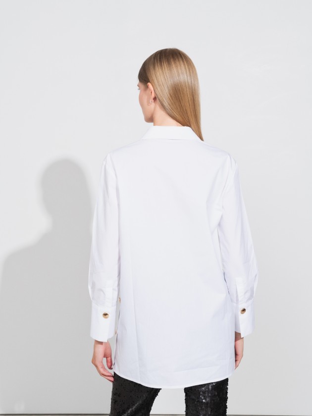Blusa popelina com detalhes em boto dourado