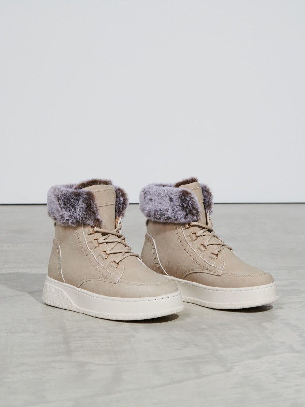 Mid-calf boots with fur
