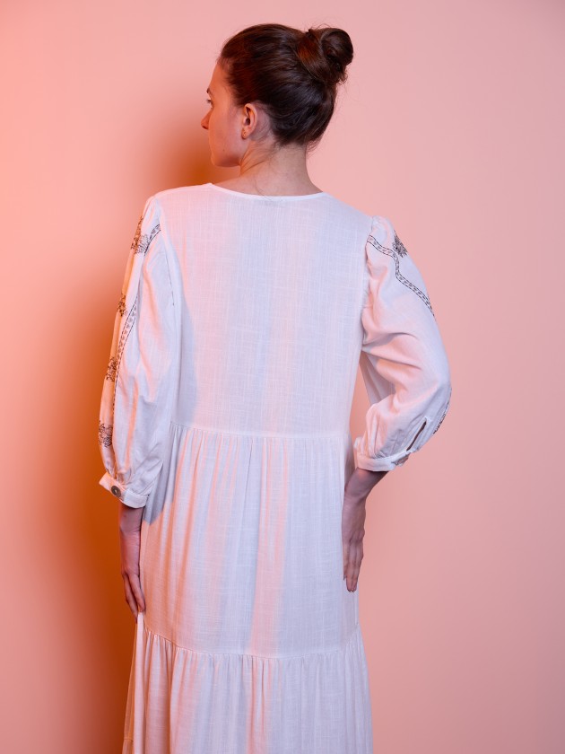 Linen dress with embroidery on the sleeves