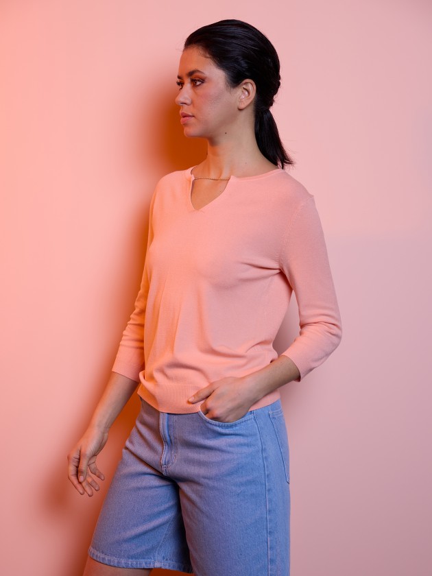 Basic sweater with chain at the neckline