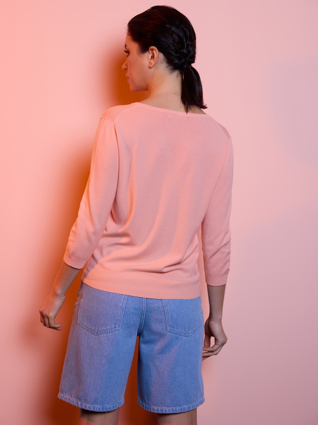 Basic sweater with chain at the neckline