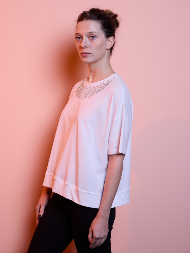 T-shirt with bright fringes on the collar