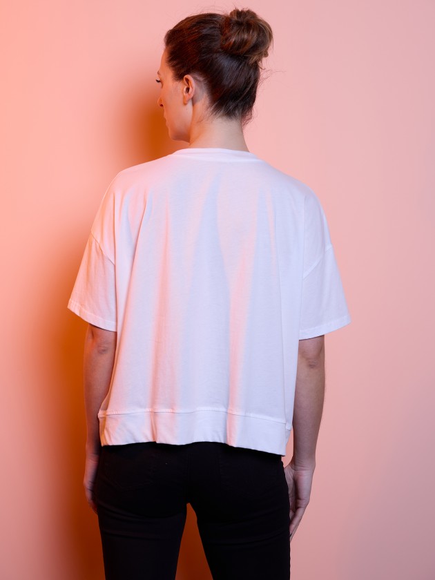 T-shirt with bright fringes on the collar