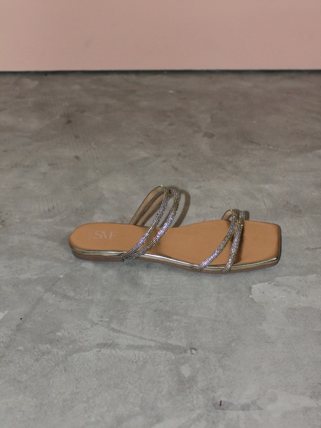 Sandlias com tiras metalizadas
