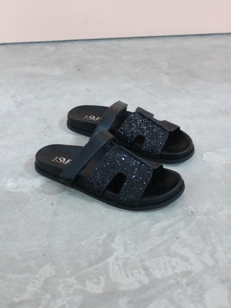 Flat sandals with straps