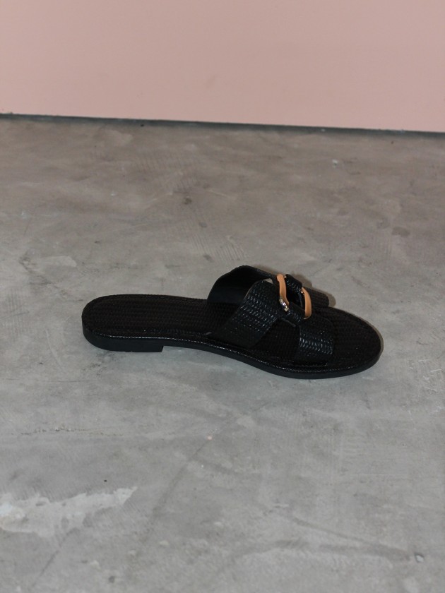 Flat sandals