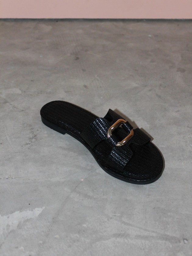 Flat sandals