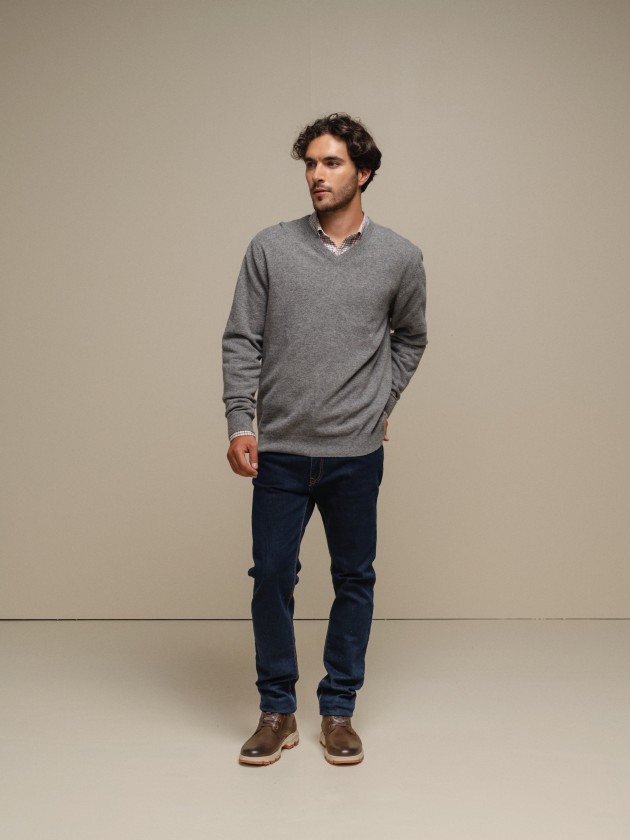 Knitted pullover with embroidery