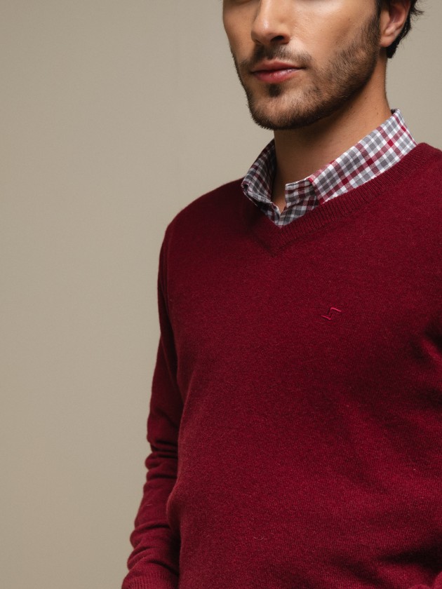 Knitted pullover with embroidery