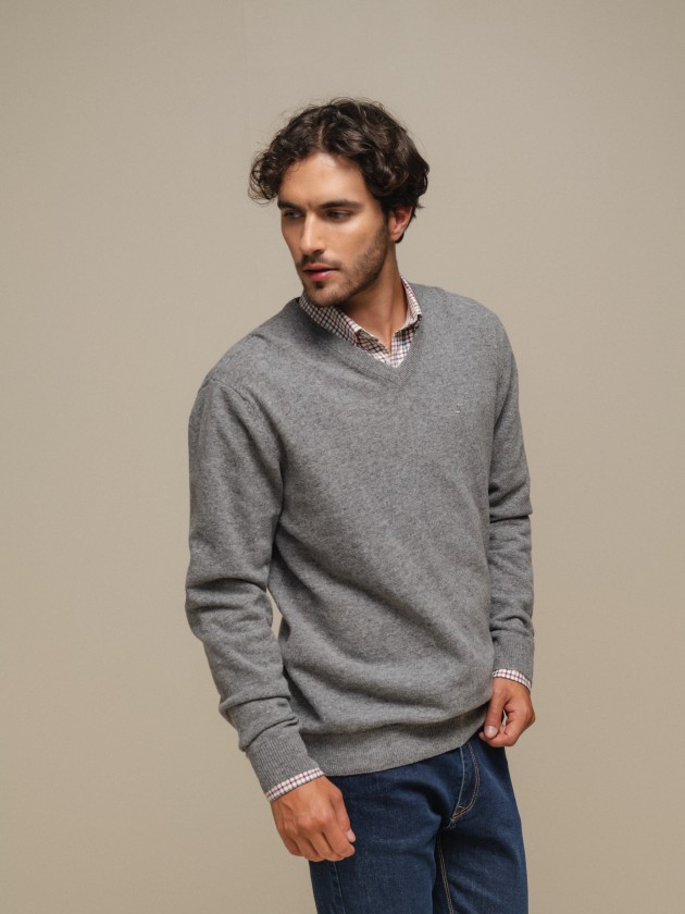 Knitted pullover with embroidery