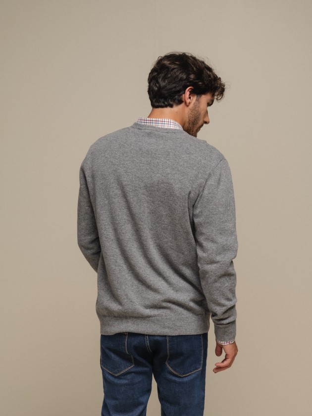 Knitted pullover with embroidery