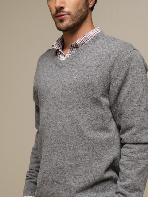 Knitted pullover with embroidery