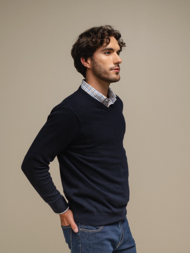 Knitted pullover with embroidery