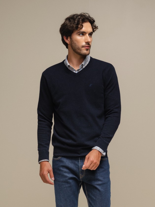 Knitted pullover with embroidery