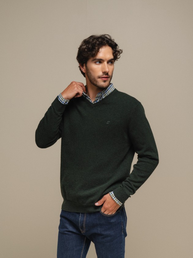 Knitted pullover with embroidery